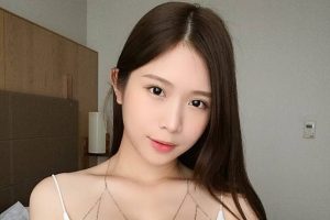 Read more about the article 衣著性感不隨便——鄭家純(雞排妹)命盤分析