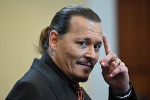 Read more about the article 失意後挽回所有——尊尼特普(Johnny Depp)命盤分析